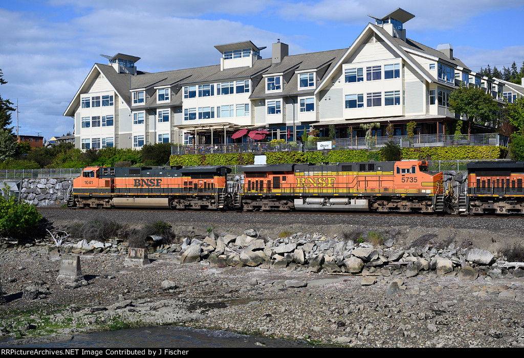 BNSF 5735